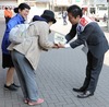 選挙戦での握手.jpg
